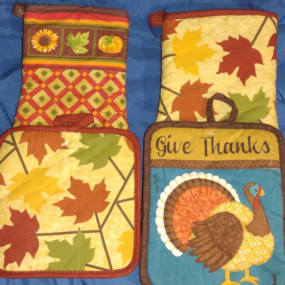 Decorative oven mittens